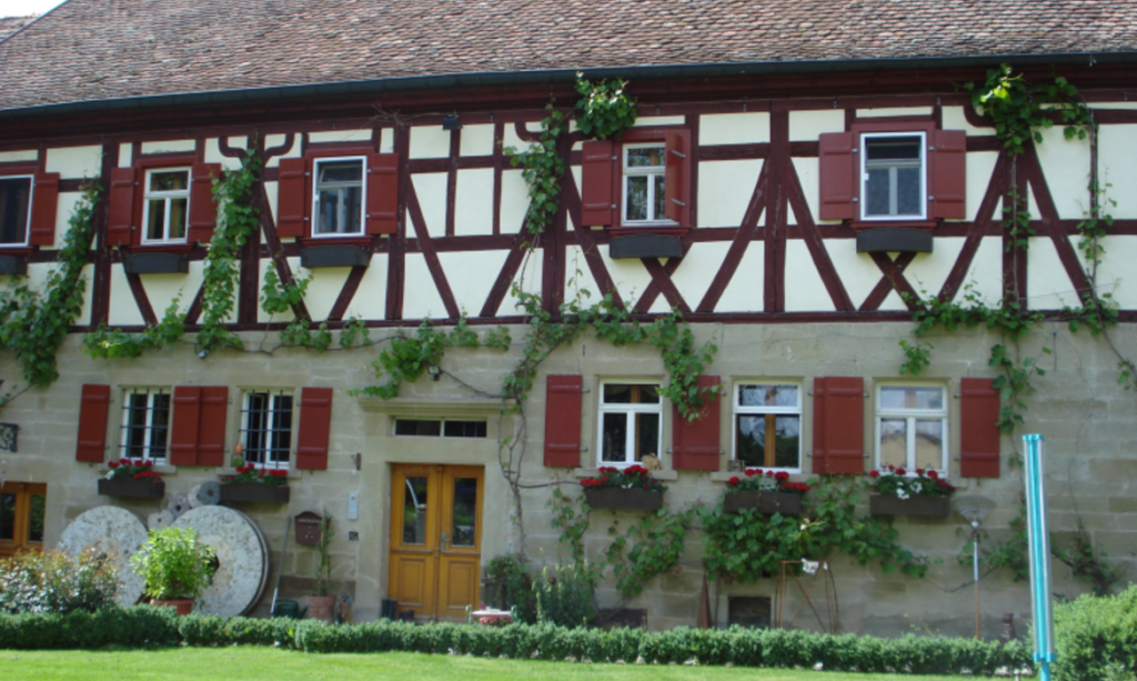 Hier sieht man die Südseite der Mühle mit Sandsteinfassade im Erdgeschoss und Eichenfachwerk im Obergeschoss, das Gebäude ist in der zweiten Hälfte des siebzehnten Jahrhunderts erbaut worden.